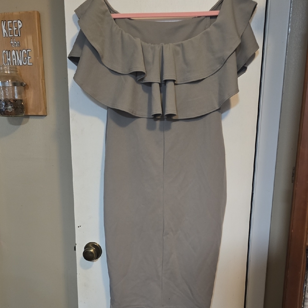Elegant Off-Shoulder Gray Dress - Picture 2 of 3